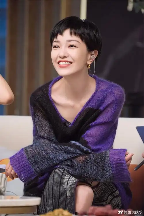 郭采洁不愧是高级脸最挑人的紫色毛衣照样穿出美感美得好过分