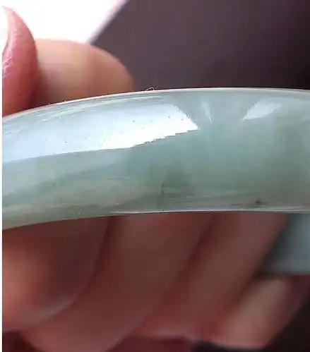 翡翠手镯有裂纹可以带的.