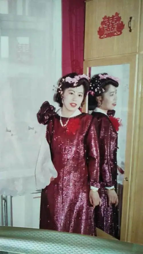 上世纪八十年代末母亲为妹妹做的礼服,够时尚吧!