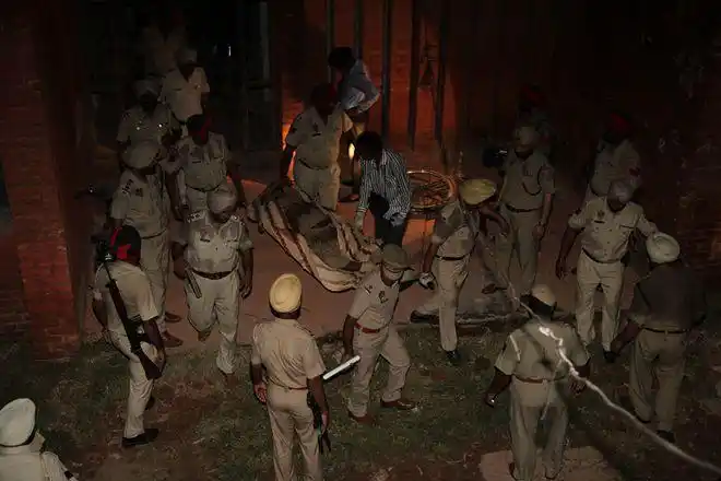 一家三口被杀,50人遭全歼,军警报复打死26人|士兵|纳萨尔_网易订阅