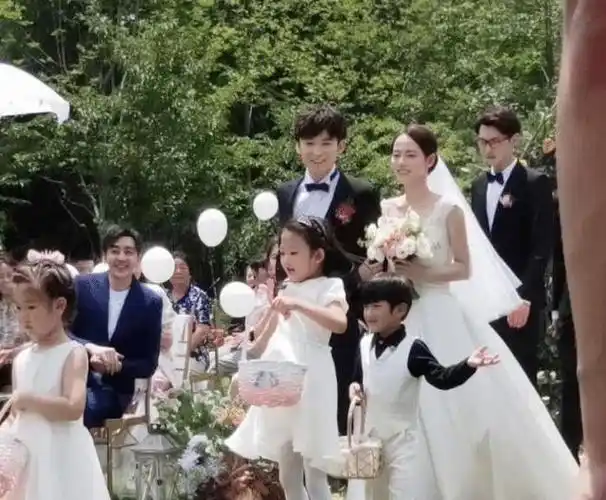 张嘉倪零点为买超庆生,分享夫妻海上恩爱合影,庆祝结婚 7 周年