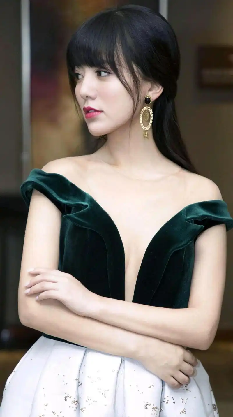 阿兰达瓦卓玛性感迷人,风情万种