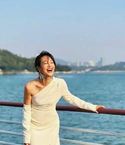 42岁朱丹太美了!晒游玩照,马甲线超明显!三岁儿子踩水坑很可爱