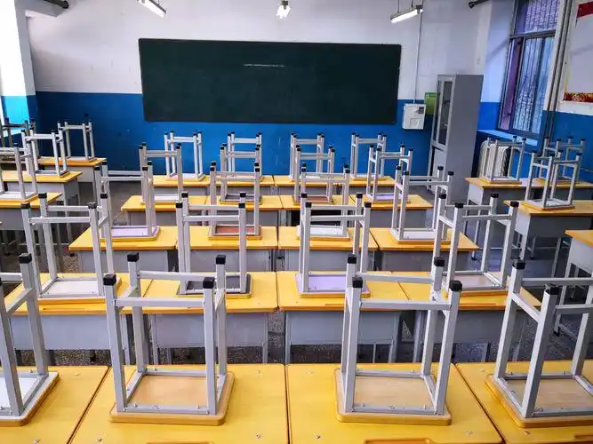 鹤壁市第四中学开学前为学生配备新课桌