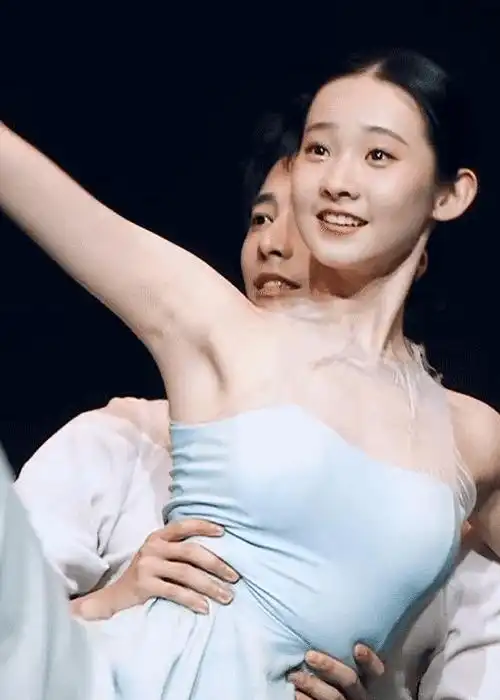 张艺凡舞伴抱她腰起跳,看清她肚子,才得知舞伴力气得多大_舞蹈_表演