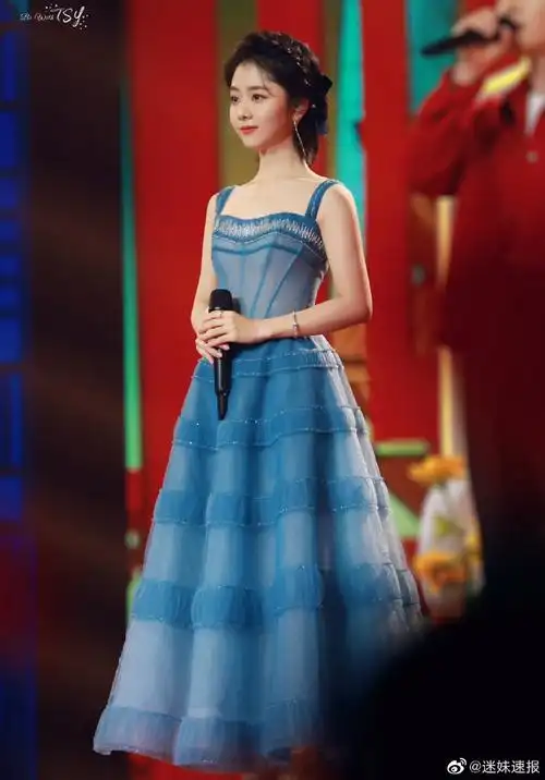 谭松韵北京春晚舞台饭拍图#好美好美,仙女下凡了,这个礼服亮晶晶的