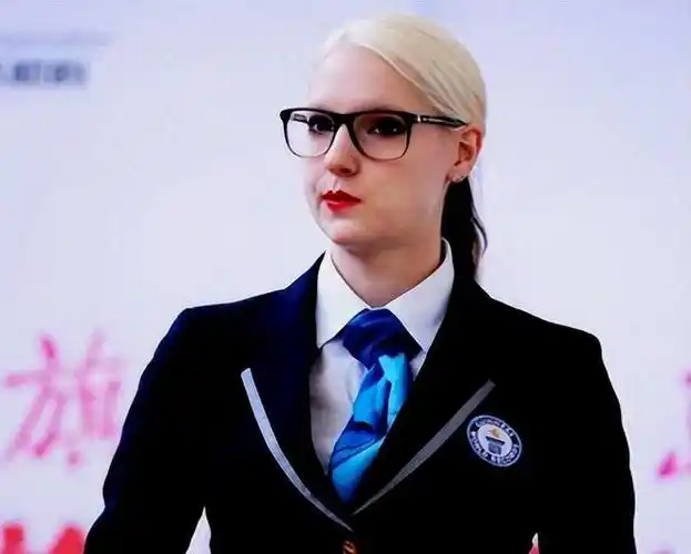 撒贝宁携龙凤胎游西安!妻子李白穿汉服太惊艳,"望妻眼"太搞笑