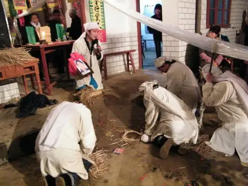 传些图片,说说伯母的葬礼和老家的丧俗