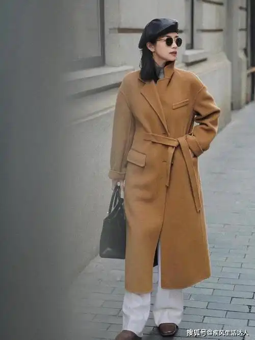 原创不装嫩也不显老三木母女的冬季无龄感穿搭太美了真高级