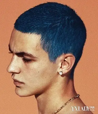 平头检验帅哥,如果有勇气剪平头不妨试一下这款发型,帅气的平头加上