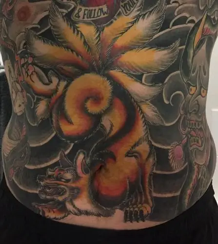 九尾狐狸纹身图片男生腹部彩色的九尾狐狸纹身图片