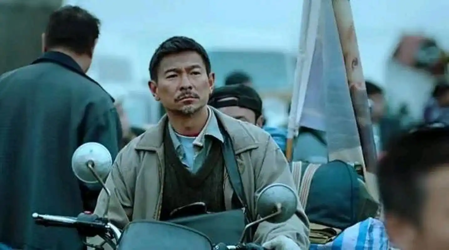 2015年,刘德华在拍摄《失孤icon》时,蹲在地上吃饭.