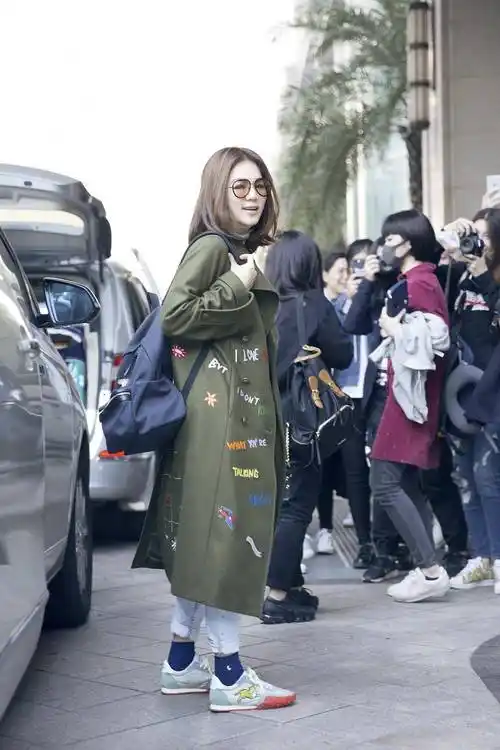 陈嘉桦ella超有时尚范穿军绿色大衣内搭卫衣走机场美出国际范