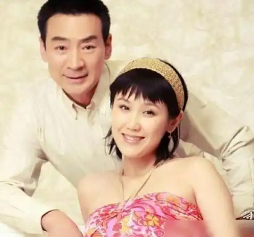 而且他现在的妻子叫李婷,生于1975年,生于青岛,毕业于中国传媒大学,曾