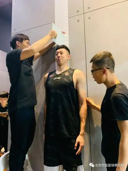 王少杰测量身高和站立摸高俞长栋测量身高和站立摸高李根测量身高和