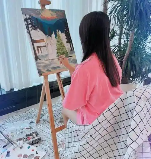 王诗龄画作被英国学校选为圣诞海报,王岳伦激动晒照,恭喜我妞儿