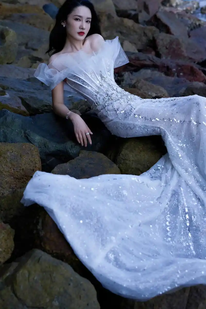 李沁的海边写真美图,削肩细腰的长挑身材,美人鱼造型又美出了新高度.