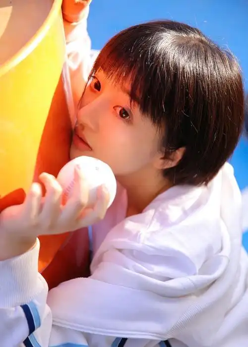 靓靓聊图集:白色运动服清纯短发美女,天生丽质不用化妆就很美