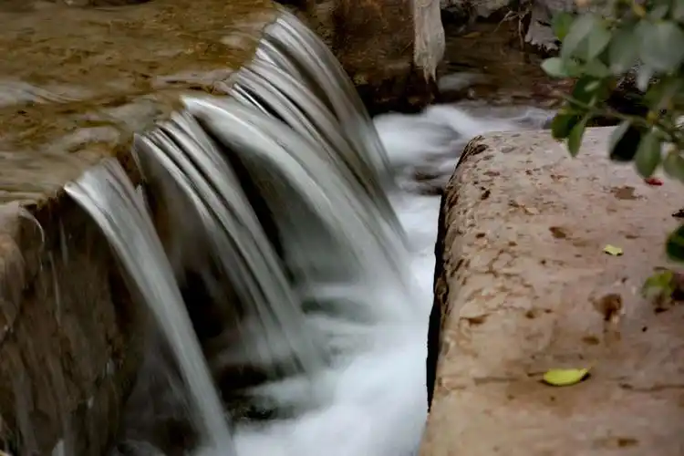 山间泉水小瀑布(手持相机拍摄)