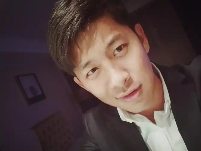 一个男生的自拍