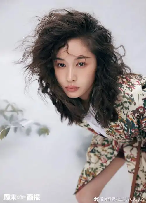 如今变身中长发的王子文不管什么造型都已然一副