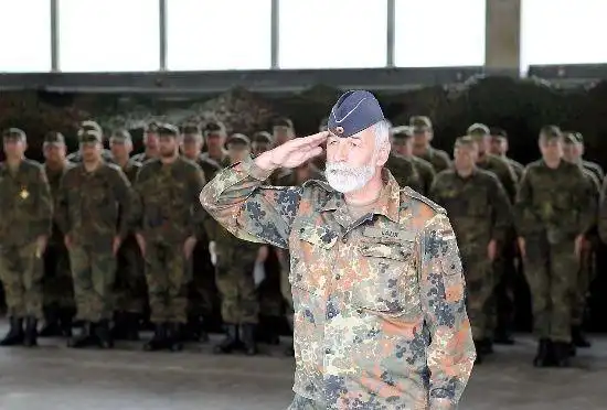 波兰陆军有着全世界独一份的军礼,被称为"两