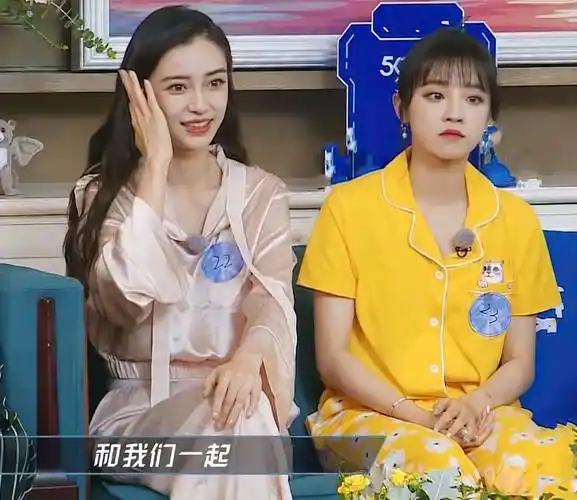 baby宋雨琦穿睡衣出场,镜头拍到两人的拖鞋,是女神和女孩的区别_baby