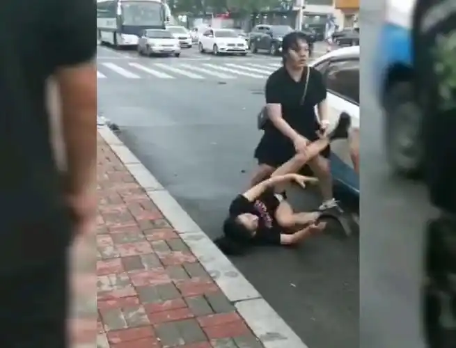 沈阳两名女子与的哥当街互殴两女子狂飙粗口先动手掌掴的哥