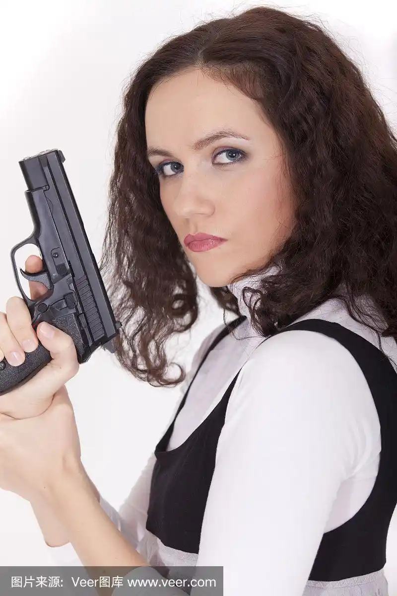 持枪女子摆姿势