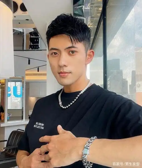 锅盖头发型是年轻的男生很喜欢的一款造型,特别是对于学生党而言,这款