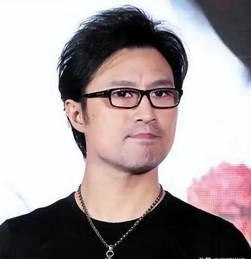 汪峰发视频官宣成都演唱会提醒大家定好闹钟抢票却笑死在评论区