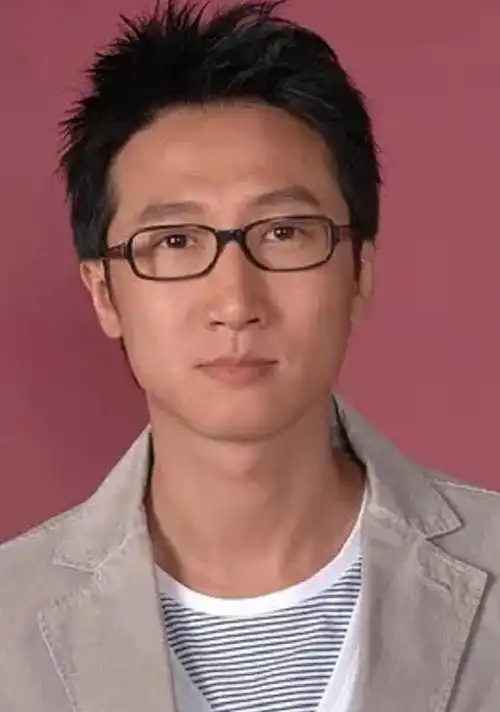 洪金宝儿子女装太辣眼睛!满面油光妆容脏兮兮,长裙开叉到大腿根