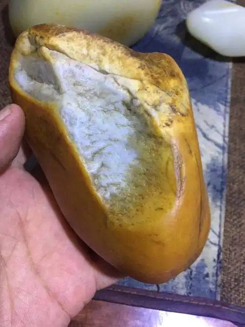 新疆4.8万 买的石包玉 切到第4刀 老婆晕倒了