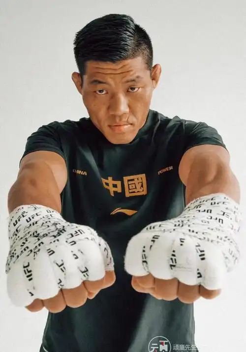 近日,中国ufc一哥"嘎子"李景亮通过社交平台分享了一组写真近照,而这
