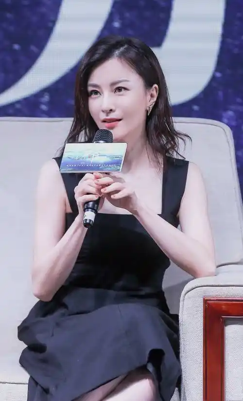 43岁的刘孜不见老,吊带连衣裙秀婀娜身姿,举手投足间尽显优雅_黑色