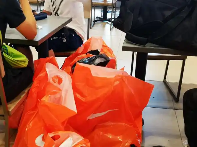 最后一天,我们去到奥特莱斯购物,同学们满载而归.