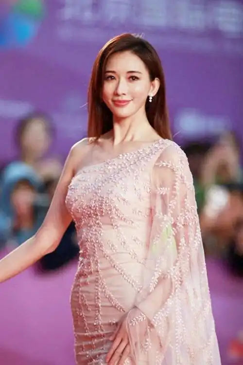 穿斜肩连衣裙的林志玲,居然美得如此惊艳,让45岁的她美出新高度