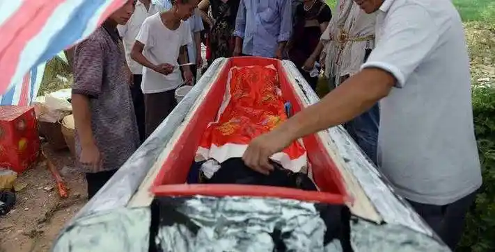 人死后为什么要盖脸穿寿衣守灵呢