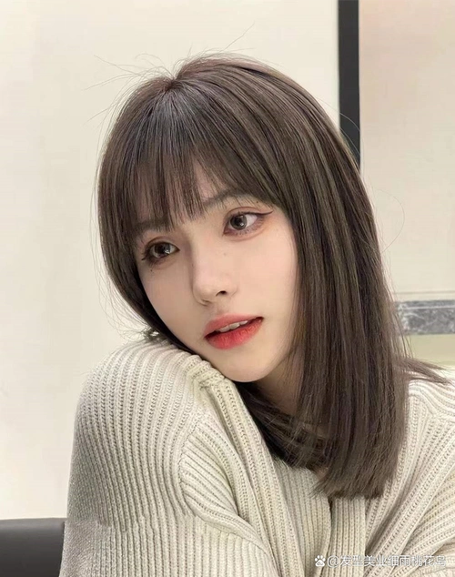 头发不长不短也不烫,这样剪裁设计最好看,显高级感又成熟有女人味