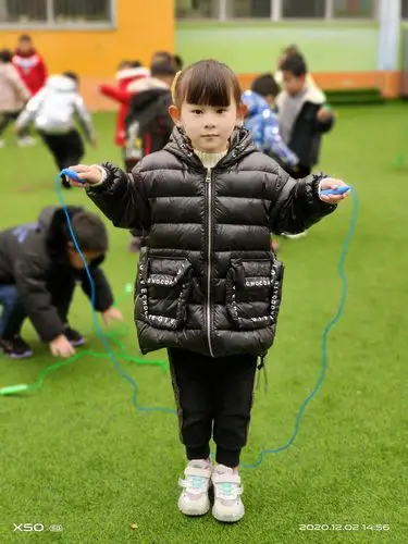 跳绳:活动目标:1,初步掌握向前甩绳,双脚并拢向上跳的跳绳方法.