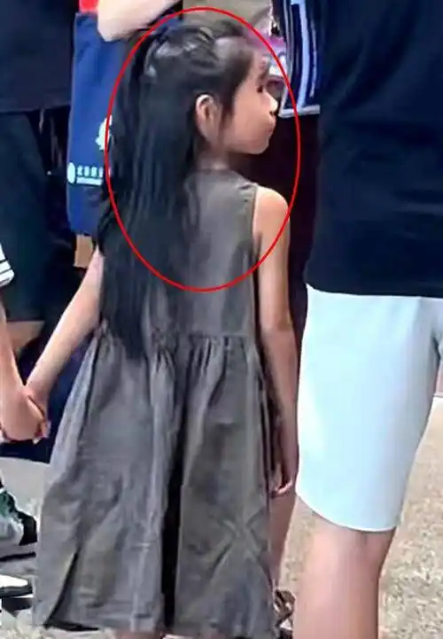 高圆圆现身女儿开学礼,母女穿亲子装太有气质!5岁女儿太像爸爸