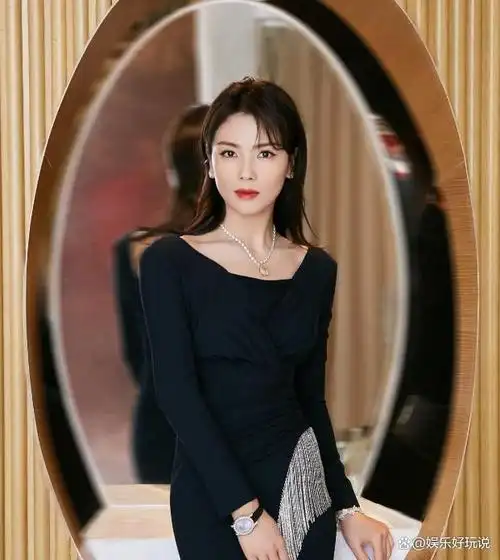 刘涛是一位著名的女明星,她有着高雅的品味和优雅的气质,她对玉器情有