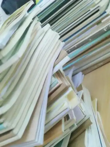 一天五节课,课余一堆堆的作业让眼更花,头更昏,课间几看学生几看队,很