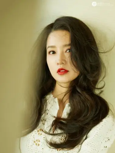 李沁长发白裙化身灯下美人举手投足尽显娇俏迷人性感李沁连衣裙美女女