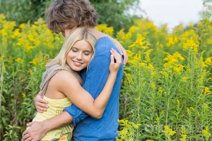 情侣拥抱在字段中