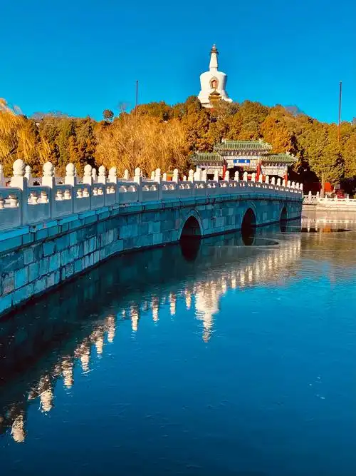 北海公园的白塔作者孔繁成