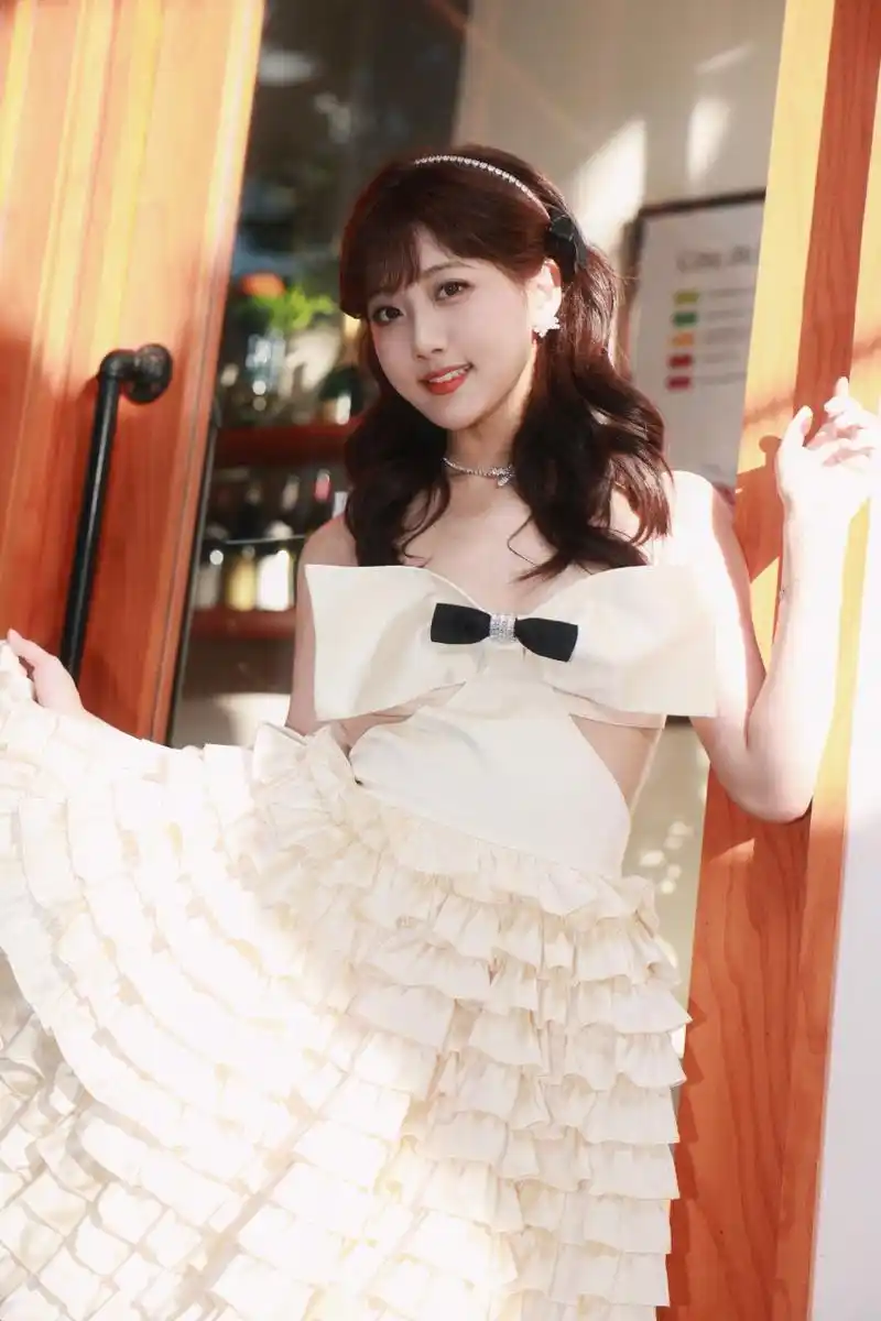 李艺彤甜美风格写真组图