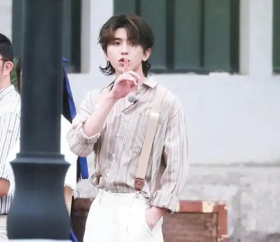 蔡徐坤奔跑吧路透曝出羊毛卷发型像极贵公子这腿长看愣我