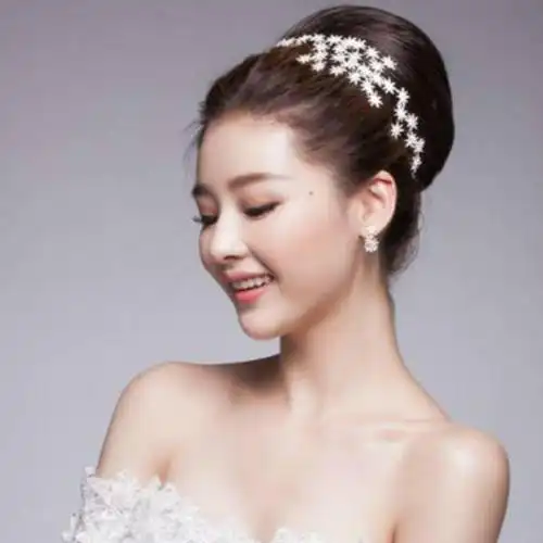 1,丸子头盘发丸子头盘发是很多气质高贵的新娘会喜欢的敬酒发型,搭配