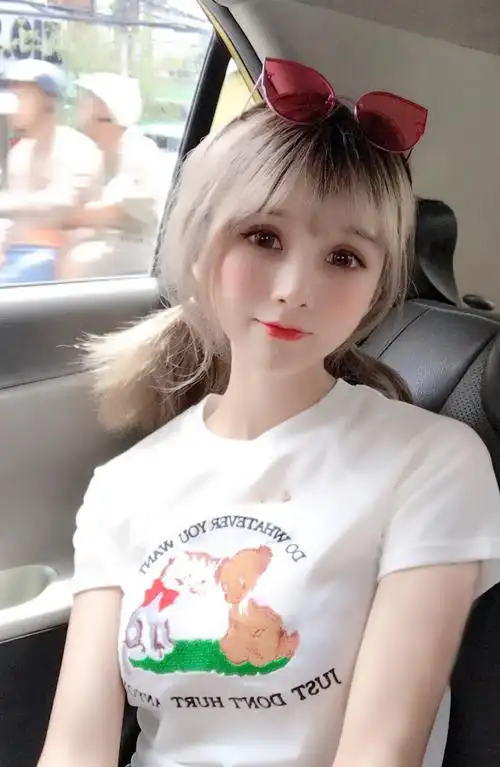 甜美可爱美少女户外写真图片